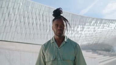 Stadyum portresi pozu veren bir balerin. Açık hava mekanında tek başına performans sergileyen Afrikalı Amerikalı adam. Modern uzay fotoğrafına bakan siyah saçlı bir sanatçı. Çağdaş yaşam tarzı kavramı