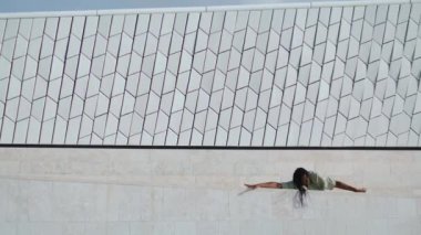 Dramatik adam dans caddesini prova ediyor. Dramatik adam duygularını tek başına ifade eder. Duvar arkasında performans doğaçlaması gösteren Afrikalı Amerikalı bir dansçı. Yetenekli sanatçı yaratıcı serbest stilde dans ediyor.