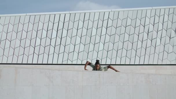 Dançarina Contemporânea Desfrutando Desempenho Estádio Vazio Sozinho Afro Americano Fazer — Vídeo de Stock