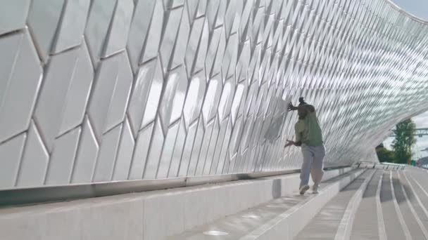 Interprète Mode Dansant Mur Seul Homme Peau Brune Montrant Une — Video