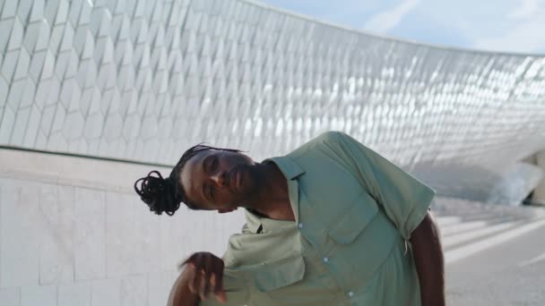 Dreadlocks Tancerz Porusza Ciało Stadionie Miejskim Zbliżenie Afrykański Amerykanin Tańczący — Wideo stockowe