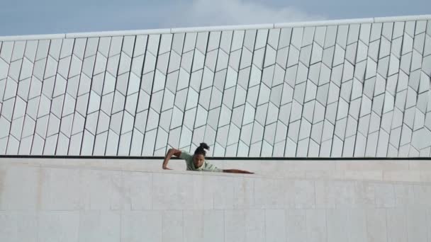 Modern Duvar Mekanında Duygusal Sanatçılar Eğitimi Yaratıcı Adam Dans Ederken — Stok video