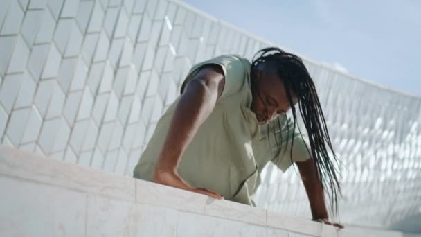 Zeitgenössischer Choreograf Beim Üben Abstrakten Bauen Afroamerikaner Zeigt Flexiblen Jazztanz — Stockvideo