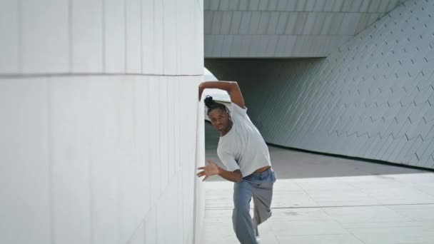 Artistieke Man Danst Contemp Stedelijke Plaats Close Afro Amerikaanse Danser — Stockvideo