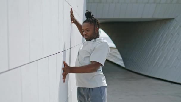 充满热情的男人独自有节奏地跳着墙 在具体抽象的现代背景下表演的非裔美国人 在街上创造不同的现代技术的表现力专业人员 — 图库视频影像