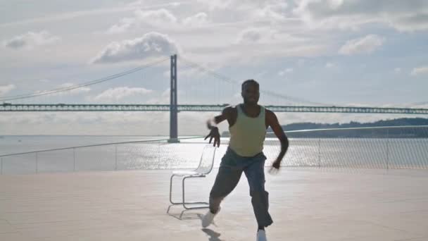 Elastyczna Tancerka Ćwicząca Choreografię Tle Morza Muskularny Facet Wykonujący Nowoczesne — Wideo stockowe