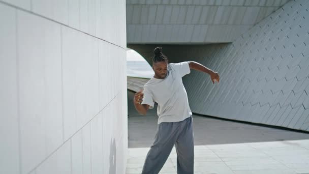 Εμπνευσμένη Χορεύτρια Εξάσκηση Χορογραφία Κάτω Από Γέφυρα Μυώδης Τύπος Που — Αρχείο Βίντεο