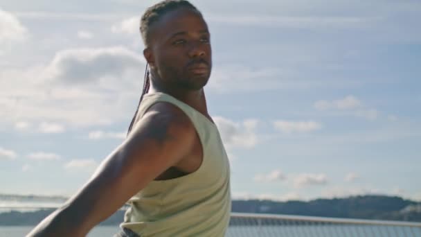 Ενεργειακός Άνθρωπος Που Χορεύει Θέα Στο Νερό Μέρος Κοντά Αφροαμερικανός — Αρχείο Βίντεο
