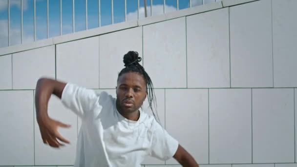 Künstlerischer Performer Posiert Einer Abstrakten Wand Afroamerikaner Haben Angst Vor — Stockvideo