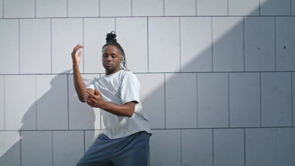 Flexible Tänzerin Übt Choreographie Bei Großstadtaufnahmen Dreadlocks Performer Machen Moderne — Stockvideo