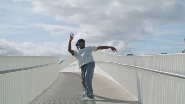 Současný Muž Pohybující Venku Přibližuje Moderní Baletní Tanečnice Trénink Sám — Stock video