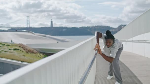 Modern Köprü Ele Tutuşan Korkusuz Bir Sanatçı Afrikalı Amerikalı Bir — Stok video