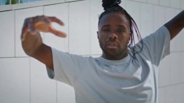 Esnek adam dans eden eller soyut duvar. Çağdaş koreografi performansı sergileyen Afrikalı Amerikalı dansçı. Dreadlock 'lu adam şehir merkezinde serbest stil hareketlerini eğitiyor. Sokak tarzı konsept