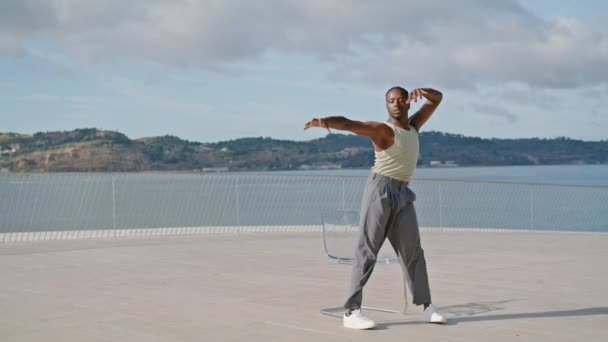 Plastikmann Bewegt Böschung Dynamisch Nahaufnahme Athletische Afrikanisch Amerikanische Person Führte — Stockvideo