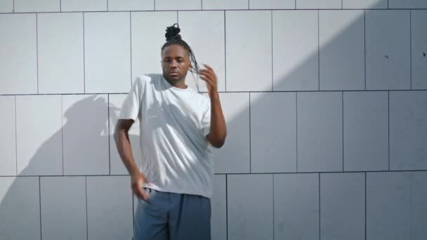 Stijlvolle Choreograaf Treedt Straat Plaats Close Afro Amerikaanse Man Maakt — Stockvideo