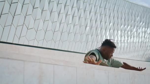 灵活的男人热情地跳着城墙 黑发舞者在情感上移动现代空间背景特写 漂亮的男性身体 非裔美国人性感的家伙有灵感 运动概念 — 图库视频影像