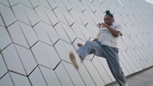 Bruine Huiddanser Beweegt Abstracte Plaats Close Mode Performer Dans Contemp — Stockvideo