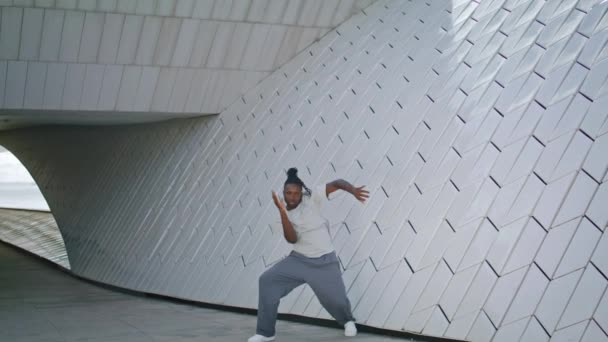 Gracieuze Choreograaf Training Bij Stedenbouwkundig Huis Creatieve Man Dansend Contemp — Stockvideo