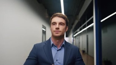 Kendine güvenen yönetici ofis koridorunu kapatıyor. Başarılı bir avukat yöneticisi, müşteri yatırımcıları toplantısına çağdaş iş merkezinde yürür. İş görüşmesinden sonra düşünceli, düşünceli bir serbest çalışan.