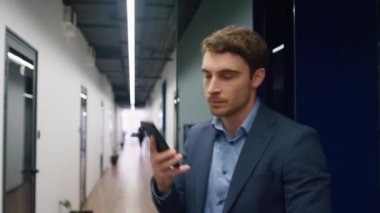 İş merkezinde kendinden emin bir avukat cep telefonundan konuşur. Finans komisyoncusu koridorda yürüyor. Müşteri ortağıyla bir görüşme ayarla. Görevdeki yakışıklı profesyonel danışman meslektaşım. İş adamı plan çizelgesi