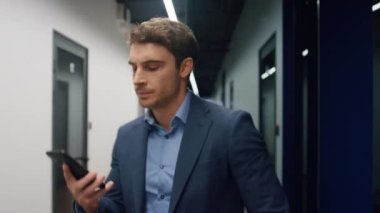 Başarılı bir yatırımcı cep telefonuyla konuşuyor. Endişeli yönetici nöbetçi olarak sorunları çözmeyi tartışıyor. Yakışıklı bir yönetici, bilgiyi açıklama fikrini reddediyor. İş adamı işten çıkıyor..
