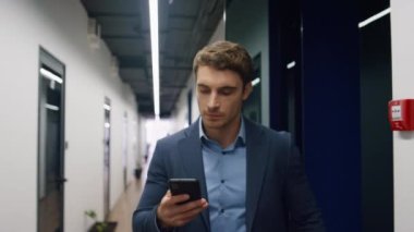 Finansal yönetici toplantıya gidiyor. Düzenlemeleri yapıyor. Ciddi bir CEO iş merkezi müşterisiyle cep telefonundan konuşuyor. Güvenilir yatırımcı planlama çizelgesi Ofiste el gözetimi