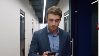 Ofiste telefonla konuşan sinirli bir adam. Tatminsiz yöneticilerin fikirlerini reddetmesi, mobil sohbetlerdeki sorunları çözmesi. Yakışıklı sinirli yönetici koridorda telefonla konuşuyor. Şirket istemcisini sinirlendirName