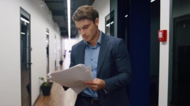 Ofis koridoruna döküman atan kızgın bir çalışan. Sinirli iş adamı iş sorunlarından bıktı. Tatminsiz yönetici istatistik verilerini analiz ediyor. Proje bitiş tarihi hatası