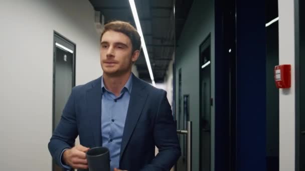 Direttore Dell Ufficio Beve Caffe Vicino Specialista Marketing Prendendo Pausa — Video Stock