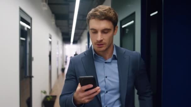 Ενθουσιασμένος Εργαζόμενος Μιλάει Smartphone Στο Γραφείο Χαμογελώντας Επιχειρηματίας Μοιράζονται Καλά — Αρχείο Βίντεο