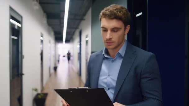 Focused Manager Looking Documents Clipboard Company Ceo Walking Hallway Getting — Stock Video