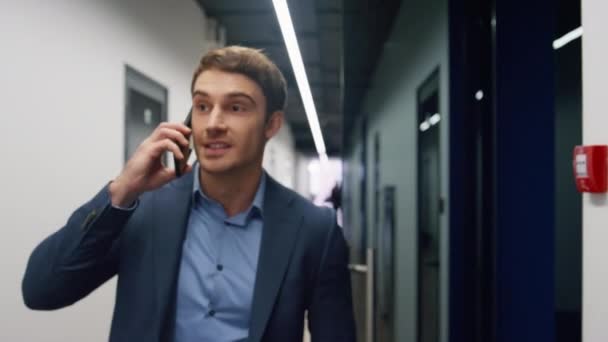 Glimlachende Manager Spreekt Telefoon Lopen Business Center Hal Alleen Portret — Stockvideo