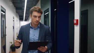 Ofis çalışanı pano kağıtlarını kontrol ediyor. Odaklanmış pazarlama müdürü koridor müşteri toplantısına git. Düşünceli iş adamı mali raporları analiz ediyor. Yakışıklı profesyonel plan çizelgesi 