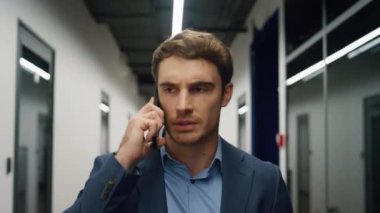 Yakışıklı yönetici telefon araması portresini tartışıyor. Sinirli profesyonel yürüyüş bürosu son teslim tarihini tartışır kötü hizmet hakkında şikayet eder. Finansal uzman akıllı telefondan konuşuyor. Kızgın adam sorunları çözer