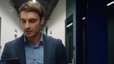 Ofiste gülümseyen profesyonel konuşma telefonu. Mutlu yöneticiler başarıyı kutluyor. Yakışıklı menajer başarılı bir kontratı koridorda tartışır. Neşeli işçi terfi aldı.