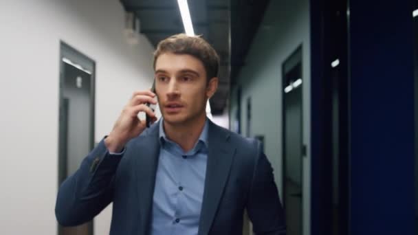 Usmívající Zaměstnanec Mluví Smartphone Hallway Detailní Jistý Právník Jít Diskutovat — Stock video
