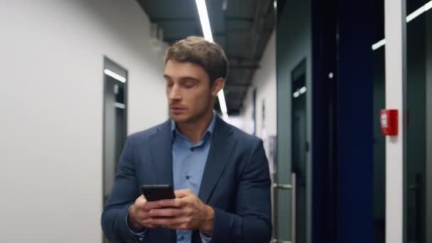 Serio Empleado Mensajes Texto Smartphone Oficina Hombre Negocios Seguro Usando — Vídeo de stock