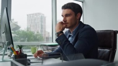 Ofiste çalışan düşünceli işçi bilgisayarı. Yakın plan. Finansal verileri analiz ederken mutlu bir yönetici sorunu çözüyor. İş yerindeki yakışıklı profesyonel ceo kafa yorma sorunları. Klavye yazan pazarlama çalışanı.