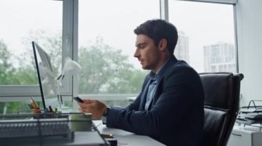 Sinir bozucu yönetici, çağdaş cam ofis telefonuna cevap veriyor. Yakışıklı bir çalışan banka müşterisine danışmanlık yapıyor. Odaklanmış endişeli iş adamı konuşan cep telefonu. Satış elemanı hoş olmayan bir konuşma yapıyor.