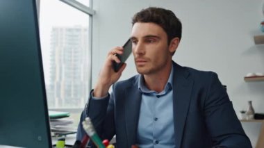 Memnuniyetsiz yönetici iş yerinde istatistiksel hatadan şikayet ediyor. Sinirli iş adamı müşterisi cep telefonuyla konuşuyor ve kağıtları tartışıyor. Ofiste çalışan sinirli satış elemanı yöneticisi.