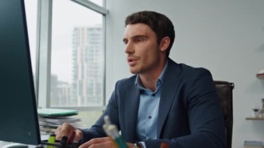 Başarılı bir iş adamı uzak bir iş yerinde online iş ortağıyla konuşuyor. Ciddi CEO pazarlama müdürü iş arkadaşlarıyla sorunları açıklıyor. Banka çalışanı danışma istemcisi.