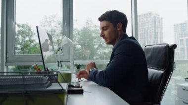 Satış müdürü çağdaş ofiste arama yapıyor. Gülümseyen iş adamı bilgisayardaki ortağıyla telefonda konuşuyor. Yakışıklı bir finans analisti, akıllı telefon dili konuşan bir müşteri kullanıyor. Şirket yaşam tarzı kavramı.