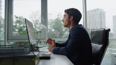 Kendine güvenen iş adamı ofiste sanal toplantı yapıyor. Şirketin CEO 'su danışman iş arkadaşlarıyla çevrimiçi çalışıyor. Uzak bir iş yerinden yakışıklı bir profesyonel satış müdürü arıyor. İş görüşmesi konsepti