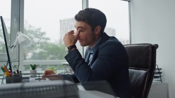 データを分析する思考マネージャ作業コンピュータ オフィスで頭痛に悩まされているビジネスソリューションを探している疲れ圧倒的な従業員 挫折した男は計画戦略プロジェクトを立ち往生 仕事の緊張感 — ストック動画
