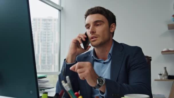 Εστιασμένη Εργαζόμενος Μιλάμε Κινητό Τηλέφωνο Closeup Όμορφος Πωλητής Μιλάει Πελάτης — Αρχείο Βίντεο