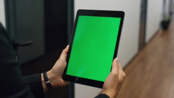 Closeup Croma Chave Tablet Mãos Gerente Mulher Desconhecida Conversando Corredor — Vídeo de Stock