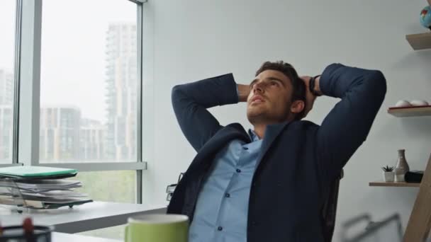 Расслабленный Бизнесмен Склоняющийся Креслу Офисе Сосредоточенный Человек Думает Проблемы Поиска — стоковое видео