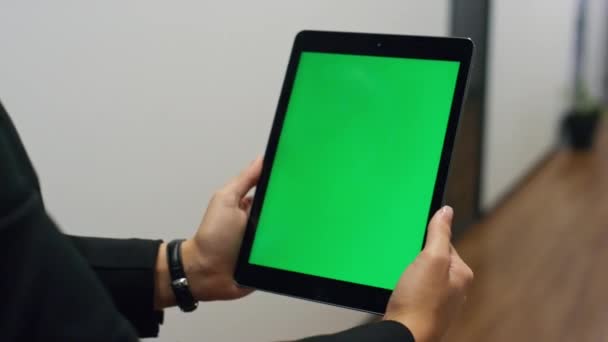 手握绿色平板模板在办公室特写 员工视频呼叫同事使用彩色密钥数字计算机在当代商务中心 观看在线会议的未获承认的妇女 — 图库视频影像