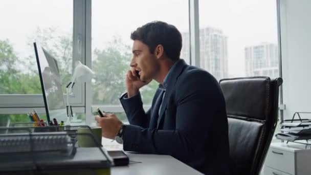 Gerente Nervoso Falando Telefone Celular Escritório Empresário Estressado Discutindo Problemas — Vídeo de Stock