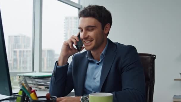 Schöner Geschäftsmann Telefoniert Gläsernen Arbeitsplatz Erfolgreiche Finanzanalystin Arbeitet Als Beraterin — Stockvideo